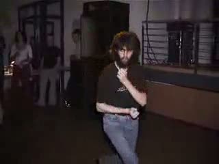 Besoffener Freak dominiert die Tanzfläche