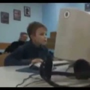 Kleiner Junge entdeckt die Vorteile des Internets